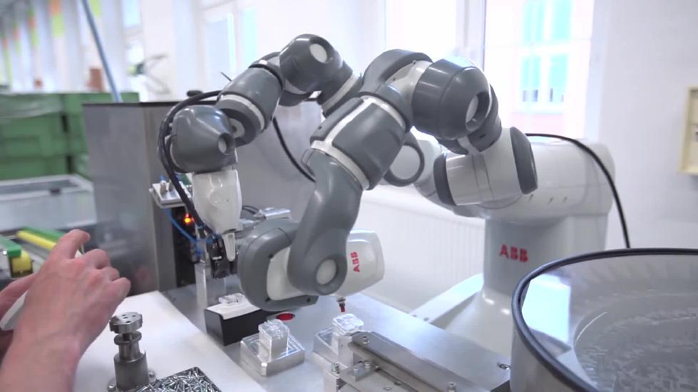 yumi机器人在abb捷克工厂生产插座